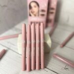 چند عدد خط چشم کنار هم با در بسته