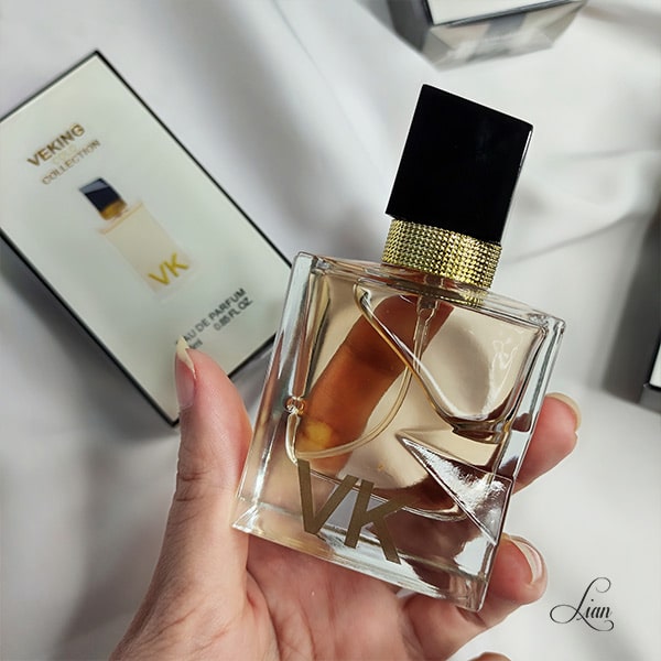 عطر مینی لیبر در دست