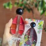 پالت رژ در دست در محیط بار