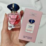 عطر مینی مای وی و جعبه اش در دست