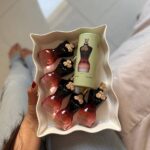 چند عدد عطر مینی لابل 25 میل در سینی در دست