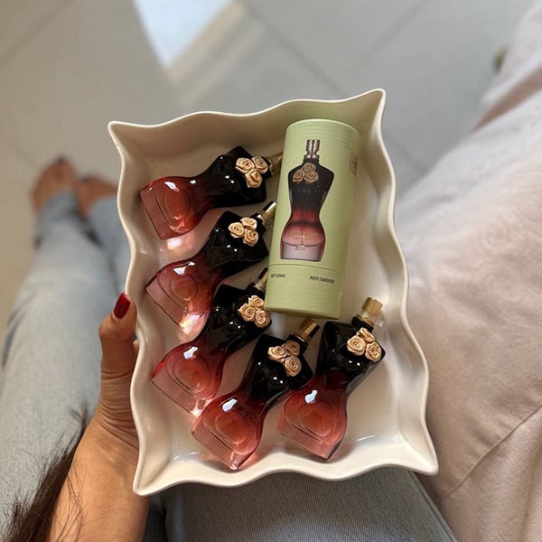 چند عدد عطر مینی لابل 25 میل در سینی در دست