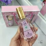 عطر یارا در دست