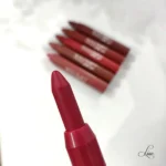 یک عدد رژ پیچی قرمز