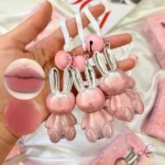 3 عدد رژ خرگوشی صورتی در دست