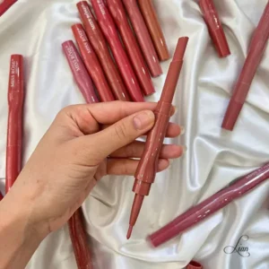رژلب میس رز دو طرفه در دست