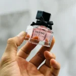 عطر گوچی فلورا در دست
