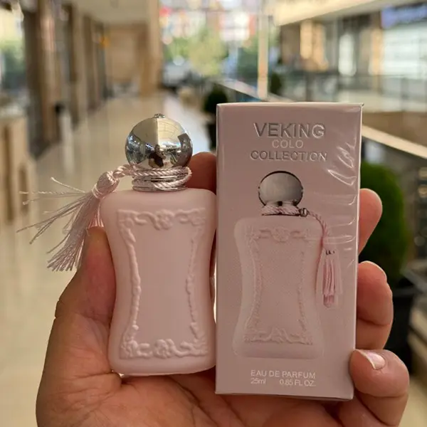 عطر مینی مارلی در دست