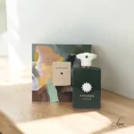 ادکلن با پک روی میز