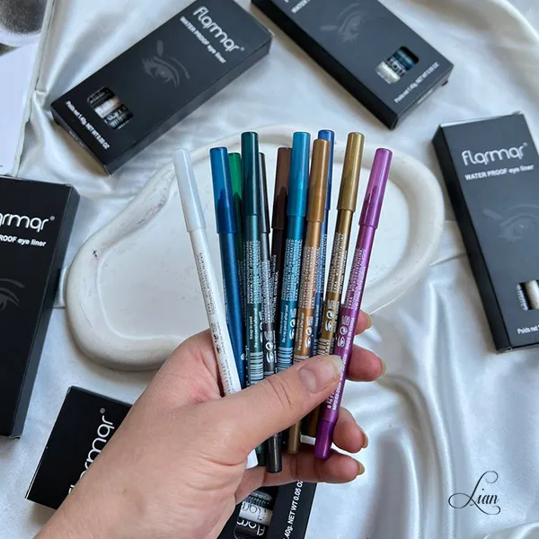 12 رنگ مداد چشم شمعی در دست