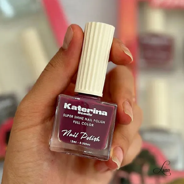 یک عدد لاک کاترینا در دست